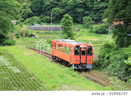 木次線　八川駅付近を走るキハ120 92868197