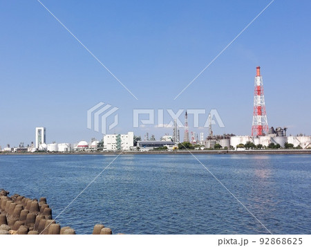 青空と海と四日市コンビナート(2) 92868625