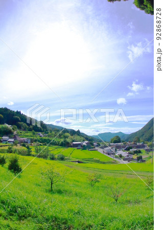 《兵庫県》河辺郡猪名川町　柏原の棚田と田園風景 92868728
