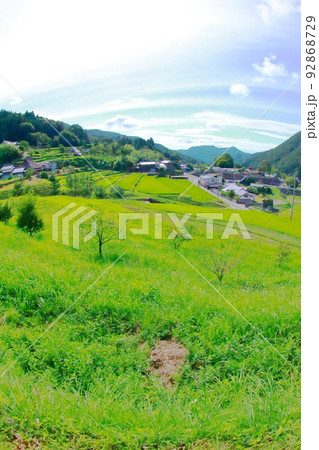 《兵庫県》河辺郡猪名川町　柏原の棚田と田園風景 92868729