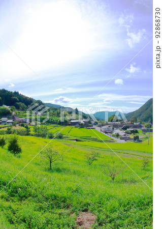 《兵庫県》河辺郡猪名川町　柏原の棚田と田園風景 92868730