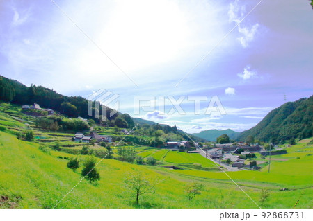 《兵庫県》河辺郡猪名川町　柏原の棚田と田園風景 92868731
