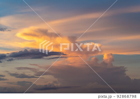 夏の夕刻 北の空に夕陽を受ける様々な雲　b-1 92868798