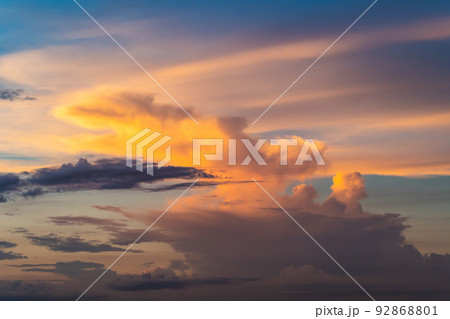 夏の夕刻 北の空に夕陽を受ける様々な雲　b-2 高彩度 92868801