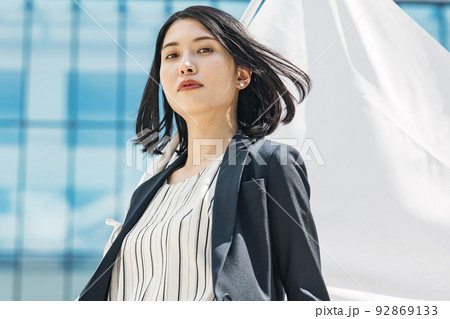 旗を持つキャリアウーマン 92869133