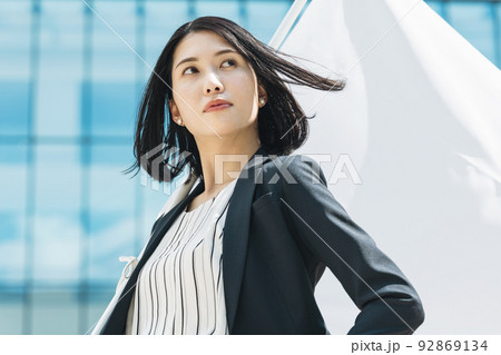 旗を持つキャリアウーマン 92869134