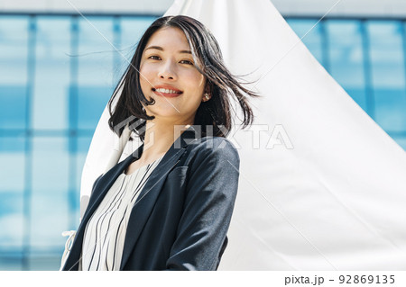 旗を持つキャリアウーマン 92869135