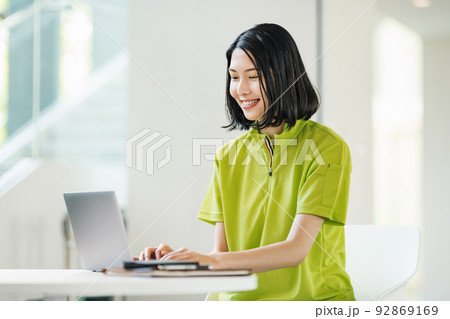 事務作業をする介護士の女性 事務作業をする介護士の女性 92869169