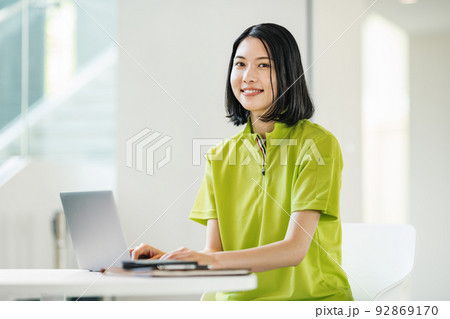 事務作業をする介護士の女性 事務作業をする介護士の女性 92869170