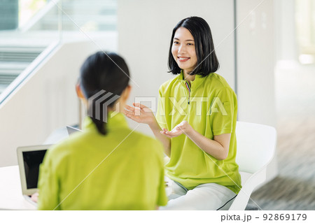 打合せを行う女性介護士 92869179