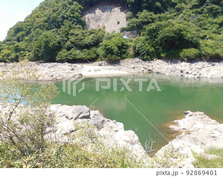 山間部の河川と対岸の斜面崩壊・法面｜土砂災害と河川管理のイメージ 92869401