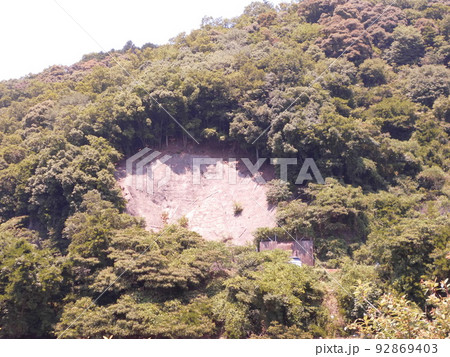 山肌が露出した斜面(崖崩れ・法面の風景) 山肌が露出した斜面(崖崩れ・法面の風景) 92869403
