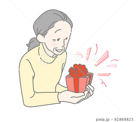 大切そうにプレゼントを持つ笑顔のシニア女性 92869825