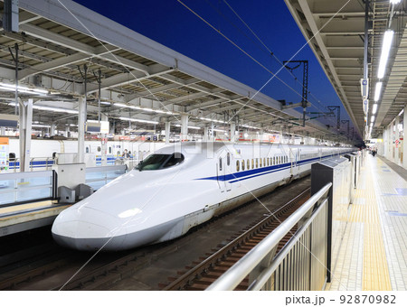 夕刻の新大阪駅に停車中のN700系のぞみ 92870982