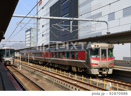播但線の姫路駅で停車中の特急はまかぜ 播但線の姫路駅で停車中の特急はまかぜ 92870986