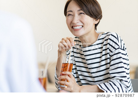 会話をするミドルエイジの女性 会話をするミドルエイジの女性 92870987