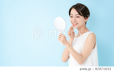 デンタルケア　オーラルケア　女性　ブルーバック 92871033