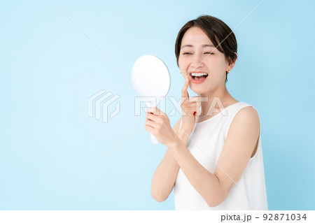 デンタルケア　オーラルケア　女性　ブルーバック 92871034