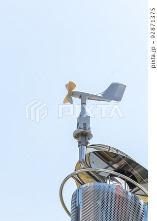 空に見上げる風車型風向風速計 92871375