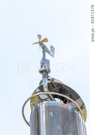 空に見上げる風車型風向風速計 92871376