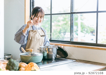 キッチンで料理をするアジア人女性（カレー・シチュー） 92872108