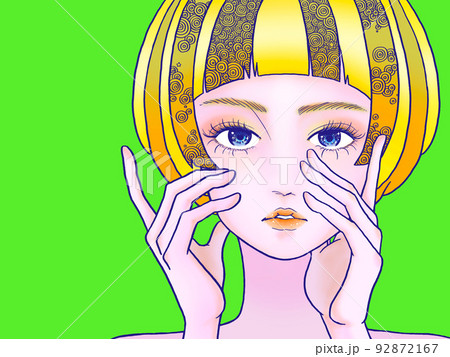 正面を向いたショートカットの女の子　緑背景 92872167