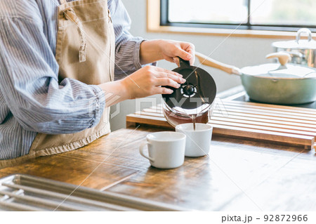 朝食にコーヒーを入れるアジア人女性（顔なし） 92872966