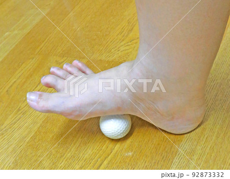 ゴルフボールで足つぼマッサージ 92873332