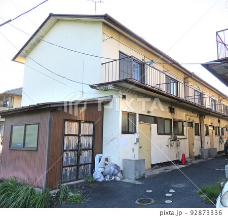 長屋住宅のボロアパート 92873336