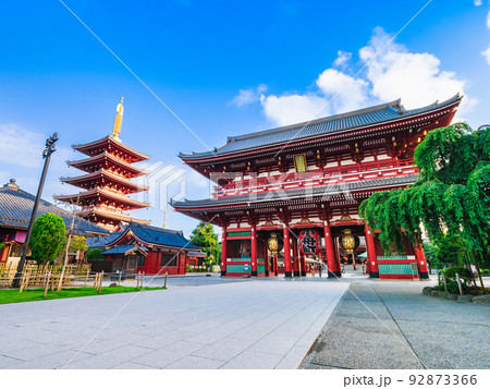 浅草寺　宝蔵門と五重塔 92873366