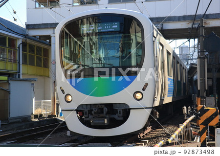 西武新宿線を走る電車 92873498