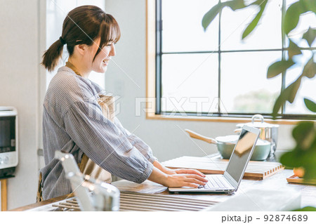パソコンでレシピを調べるアジア人女性 パソコンでレシピを調べるアジア人女性 92874689