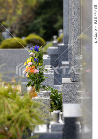きれいなお花がお供えしてあるお墓 きれいなお花がお供えしてあるお墓 92874788