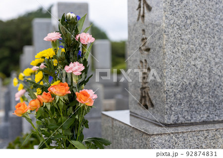 きれいなお花がお供えしてあるお墓 きれいなお花がお供えしてあるお墓 92874831