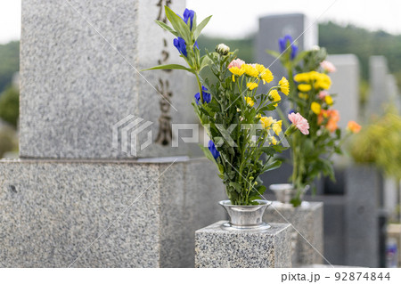 きれいなお花がお供えしてあるお墓 きれいなお花がお供えしてあるお墓 92874844