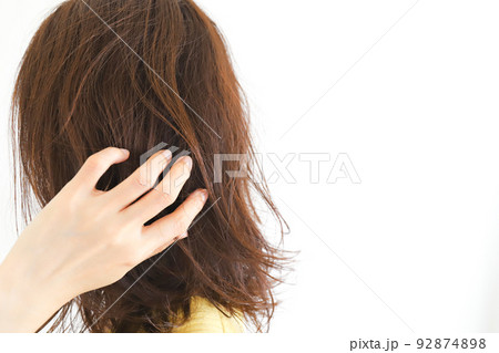 髪のダメージ　ヘアケア 92874898