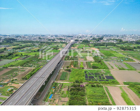 空撮「埼玉県」見沼田んぼと市街地・夏の風景 92875315