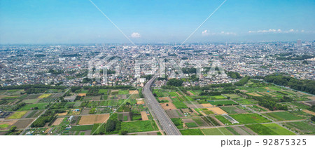 空撮「埼玉県」見沼田んぼと市街地・夏の風景 92875325