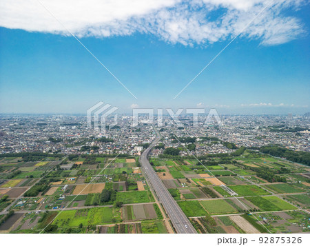 空撮「埼玉県」見沼田んぼと市街地・夏の風景 92875326
