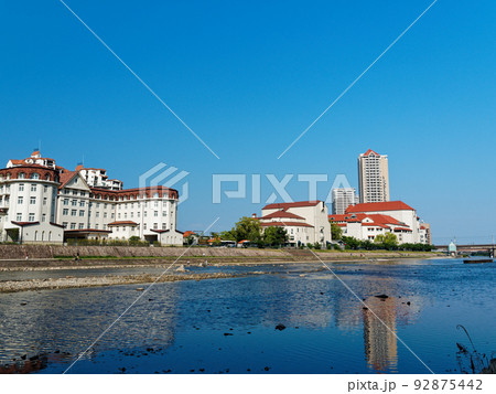 快晴の宝塚 宝来橋付近から見る宝塚ホテルと大劇場 92875442