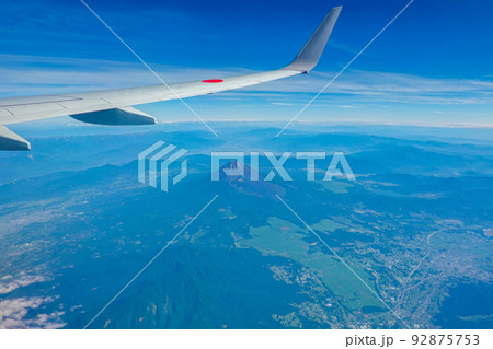 静岡県上空から晴れ渡った夏の富士山 静岡県上空から晴れ渡った夏の富士山 92875753