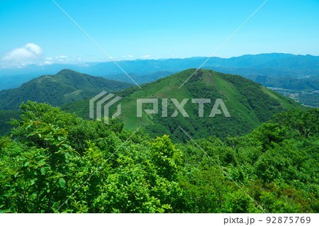 上蒜山の山頂付近から見た中蒜山と下蒜山 岡山県真庭市 上蒜山の山頂付近から見た中蒜山と下蒜山 岡山県真庭市 92875769