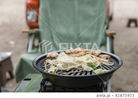 【オートキャンプ場でソロキャンプ　焼き肉プレートで白モツを焼く】　 92875915