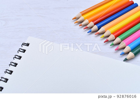 色鉛筆とスケッチブック 92876016