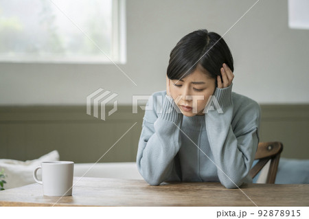頭を抱える若い女性 92878915