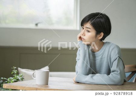 頬杖をついて考え込む若い女性 頬杖をついて考え込む若い女性 92878918