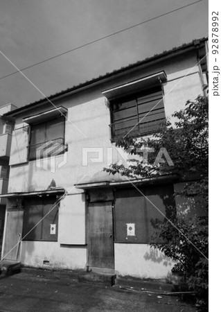 廃墟となったアパート 92878992