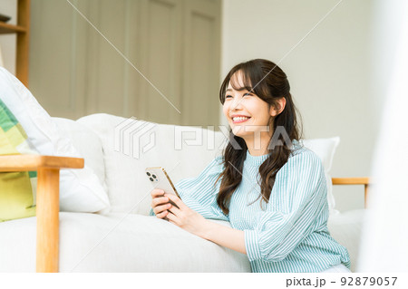 スマホを見る若い女性 スマホを見る若い女性 92879057