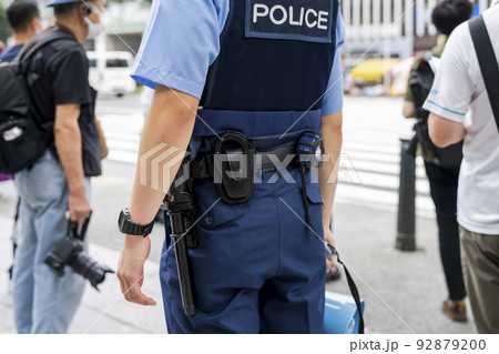 警察官の後ろ姿　装備品 92879200