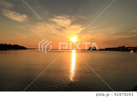 福井県坂井市三国 海につながる河口付近からの夕日 福井県坂井市三国 海につながる河口付近からの夕日 92879263
